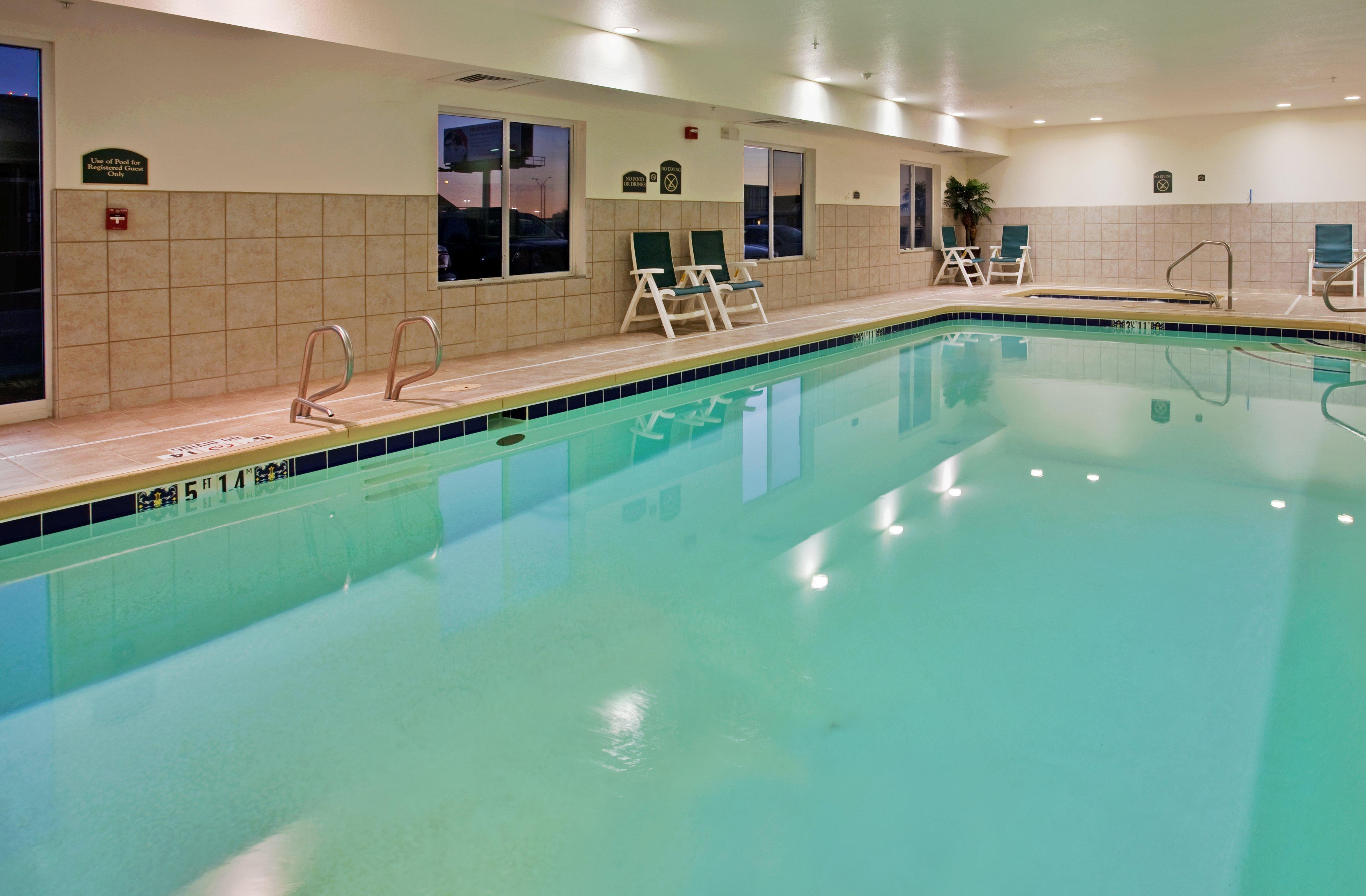Holiday Inn Express Hotel & Suites Wichita Airport By Ihg Ngoại thất bức ảnh