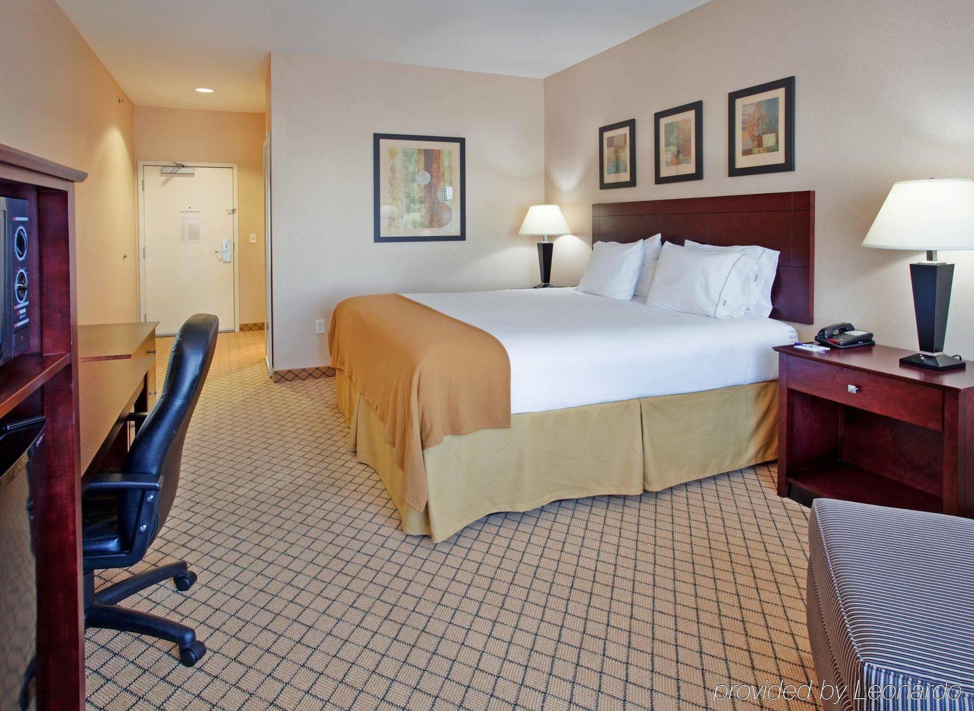 Holiday Inn Express Hotel & Suites Wichita Airport By Ihg Ngoại thất bức ảnh